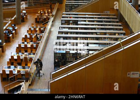 Kairo, Ägypten. 8th. Februar 2022. Menschen lesen Bücher in der Bibliotheca Alexandrina in Alexandria, Ägypten, 8. Februar 2022. Bibliotheca Alexandrina, eine riesige, einzigartige Bibliothek und kulturelles Symbol der ägyptischen Küstenstadt Alexandria, die vor etwa 2.300 Jahren von König Alexander dem Großen gegründet wurde, verfügt über ein scheibenförmiges Äußeres und 11 Innenebenen, die alle unter einem glitzernden, kippbaren Dach stehen. Ägyptens Bibliotheca Alexandrina überbrückt die antike, moderne Zeit der Stadt. Quelle: Ahmed Gomaa/Xinhua/Alamy Live News Stockfoto