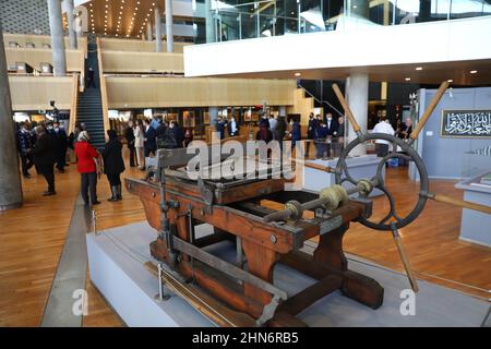 Kairo, Ägypten. 8th. Februar 2022. Besucher einer Ausstellung der Bibliotheca Alexandrina in Alexandria, Ägypten, 8. Februar 2022. Bibliotheca Alexandrina, eine riesige, einzigartige Bibliothek und kulturelles Symbol der ägyptischen Küstenstadt Alexandria, die vor etwa 2.300 Jahren von König Alexander dem Großen gegründet wurde, verfügt über ein scheibenförmiges Äußeres und 11 Innenebenen, die alle unter einem glitzernden, kippbaren Dach stehen. Ägyptens Bibliotheca Alexandrina überbrückt die antike, moderne Zeit der Stadt. Quelle: Ahmed Gomaa/Xinhua/Alamy Live News Stockfoto