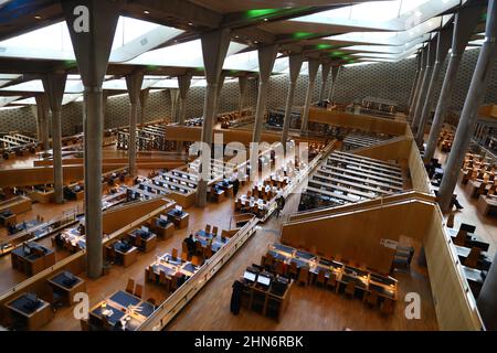 Kairo. 8th. Februar 2022. Das Foto vom 8. Februar 2022 zeigt die Innenansicht der Bibliotheca Alexandrina in Alexandria, Ägypten. Bibliotheca Alexandrina, eine riesige, einzigartige Bibliothek und kulturelles Symbol der ägyptischen Küstenstadt Alexandria, die vor etwa 2.300 Jahren von König Alexander dem Großen gegründet wurde, verfügt über ein scheibenförmiges Äußeres und 11 Innenebenen, die alle unter einem glitzernden, kippbaren Dach stehen. Ägyptens Bibliotheca Alexandrina überbrückt die antike, moderne Zeit der Stadt. Quelle: Ahmed Gomaa/Xinhua/Alamy Live News Stockfoto