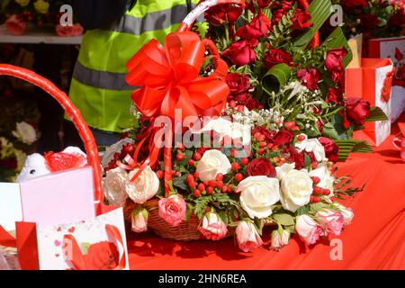 Nairobi, Kenia. 14th. Februar 2022. Blumen werden während des Valentinstag in der Innenstadt von Nairobi ausgestellt. (Foto von John Ochieng/SOPA Images/Sipa USA) Quelle: SIPA USA/Alamy Live News Stockfoto