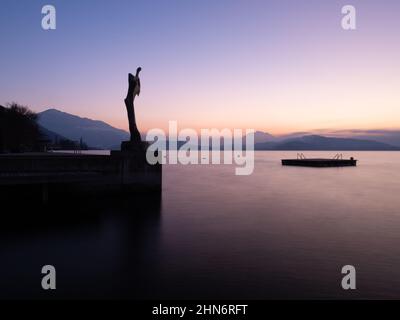 Sonnenuntergangsansicht des Vierwaldstättersee, Schweiz. Blick über eine Kunstskulptur auf die Berge Stockfoto