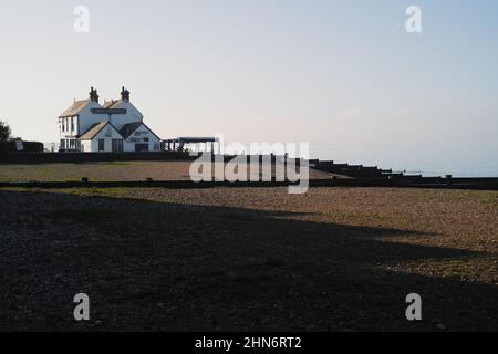 Whitstable, UK - Jan 18 2022 die markante Form des Old Neptune Public House am Kiesstrand. Stockfoto