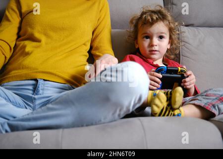 Geschlossene Aufnahme eines Kindes, das mit seiner Mutter Videospiele spielt Stockfoto