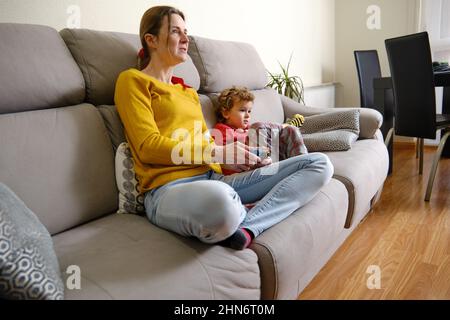 Mutter Und Sohn Konzentrieren Sich Beim Spielen Von Videospielen Stockfoto