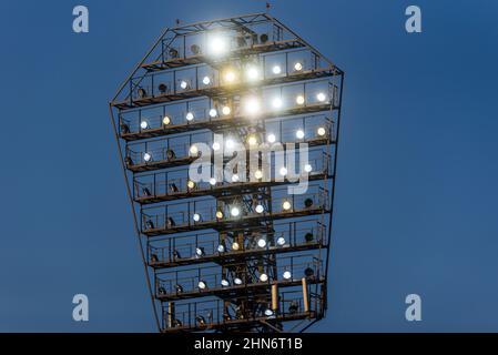 RIGA, LETTLAND. 5th. August 2021. Selektiver Fokus auf Foto. Spotlight im Stadion. Stockfoto