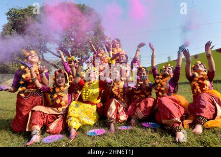 Dhaka. 14th. Februar 2022. Die Menschen feiern Pohela Falgun, den ersten Tag des Frühlings und des bengalischen Monats Falgun, zusammen mit dem Valentinstag am 14. Februar 2022 in Dhaka, Bangladesch. Quelle: Xinhua/Alamy Live News Stockfoto