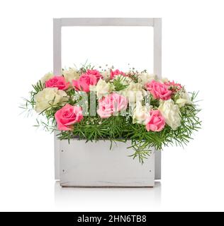 Bouquet von rosa und weißen Rosen in Holzkorb isoliert auf weißem Hintergrund Stockfoto