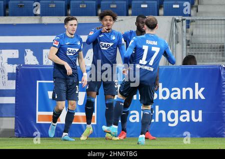 Hoffenheim, Deutschland. 13th. Februar 2022. Die Spieler von Hoffenheim feiern beim Bundesliga-Fußballspiel der 1. Liga zwischen der TSG Hoffenheim und der Arminia Bielefeld am 13. Februar 2022 in Hoffenheim einen Torreigen. Quelle: Ulrich Hufnagel/Xinhua/Alamy Live News Stockfoto