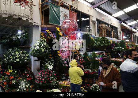 Nicht exklusiv: MEXIKO-STADT, MEXIKO - 13. FEB 2022: Personen werden gesehen, wie sie Blumen und Blumenarrangements kaufen, um den Valentinstag in Jamai zu feiern Stockfoto