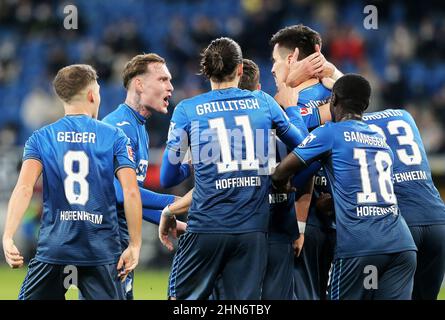 Hoffenheim, Deutschland. 13th. Februar 2022. Die Spieler von Hoffenheim feiern beim Bundesliga-Fußballspiel der 1. Liga zwischen der TSG Hoffenheim und der Arminia Bielefeld am 13. Februar 2022 in Hoffenheim einen Torreigen. Quelle: Ulrich Hufnagel/Xinhua/Alamy Live News Stockfoto