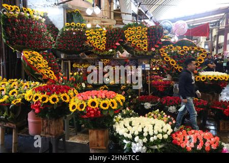 Nicht exklusiv: MEXIKO-STADT, MEXIKO - 13. FEB 2022: Personen werden gesehen, wie sie Blumen und Blumenarrangements kaufen, um den Valentinstag in Jamai zu feiern Stockfoto