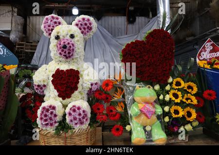 Nicht exklusiv: MEXIKO-STADT, MEXIKO - 13. FEB 2022: Personen werden gesehen, wie sie Blumen und Blumenarrangements kaufen, um den Valentinstag in Jamai zu feiern Stockfoto