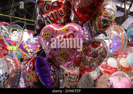 Nicht exklusiv: MEXIKO-STADT, MEXIKO - 13. FEB 2022: Personen werden gesehen, wie sie Blumen und Blumenarrangements kaufen, um den Valentinstag in Jamai zu feiern Stockfoto