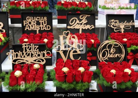 Nicht exklusiv: MEXIKO-STADT, MEXIKO - 13. FEB 2022: Personen werden gesehen, wie sie Blumen und Blumenarrangements kaufen, um den Valentinstag in Jamai zu feiern Stockfoto