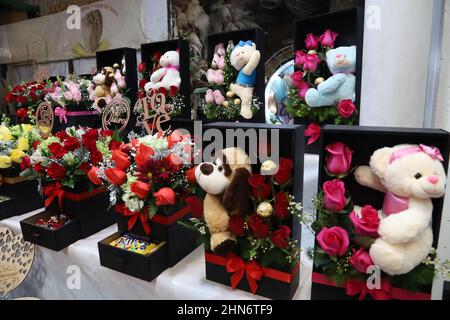 Nicht exklusiv: MEXIKO-STADT, MEXIKO - 13. FEB 2022: Personen werden gesehen, wie sie Blumen und Blumenarrangements kaufen, um den Valentinstag in Jamai zu feiern Stockfoto