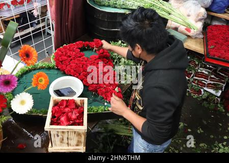 Nicht exklusiv: MEXIKO-STADT, MEXIKO - 13. FEB 2022: Personen werden gesehen, wie sie Blumen und Blumenarrangements kaufen, um den Valentinstag in Jamai zu feiern Stockfoto