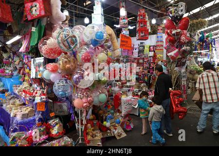 Nicht exklusiv: MEXIKO-STADT, MEXIKO - 13. FEB 2022: Personen werden gesehen, wie sie Blumen und Blumenarrangements kaufen, um den Valentinstag in Jamai zu feiern Stockfoto