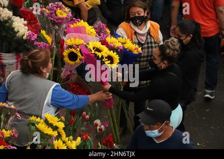 Nicht exklusiv: MEXIKO-STADT, MEXIKO - 13. FEB 2022: Personen werden gesehen, wie sie Blumen und Blumenarrangements kaufen, um den Valentinstag in Jamai zu feiern Stockfoto