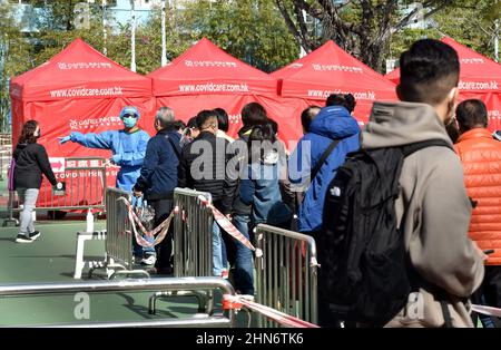 Hongkong, China. 14th. Februar 2022. Bürger stehen für COVID-19-Tests in Hongkong, Südchina, am 14. Februar 2022 an. Quelle: Lo Ping Fai/Xinhua/Alamy Live News Stockfoto