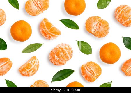 Nahtloses Muster von ganzen Mandarinen oder Mandarinen-Orange-Früchten, geschälten Segmenten und Blättern isoliert auf weißem Hintergrund Stockfoto