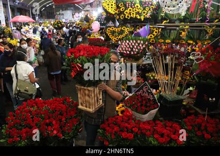 Nicht exklusiv: MEXIKO-STADT, MEXIKO - 13. FEB 2022: Personen werden gesehen, wie sie Blumen und Blumenarrangements kaufen, um den Valentinstag in Jamai zu feiern Stockfoto