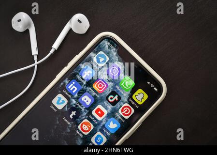 KIEW, UKRAINE - 21. DEZEMBER 2020: Social-Media-Symbole auf dem Bildschirm des iPhone 11 Pro. Soziale Medien sind das beliebteste Kommunikationsmittel, um infor zu teilen Stockfoto