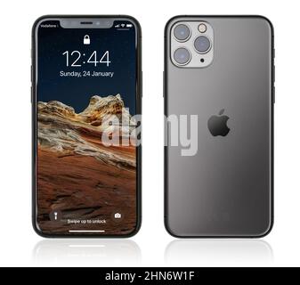 KIEW, UKRAINE - 24. JANUAR 2021: Vorder- und Rückansicht des neuen Apple iPhone 11 Pro Space Gray Smartphone isoliert auf weißem Hintergrund mit Clipping Pat Stockfoto