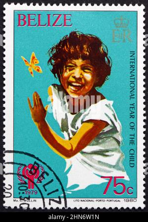 BELIZE - UM 1980: Eine in Belize gedruckte Briefmarke zeigt Child of Belize, Internationales Jahr des Kindes, um 1980 Stockfoto