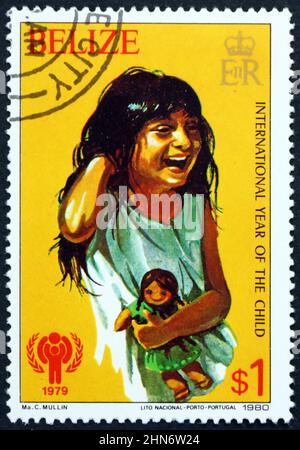 BELIZE - UM 1980: Eine in Belize gedruckte Briefmarke zeigt Child of Belize, Internationales Jahr des Kindes, um 1980 Stockfoto