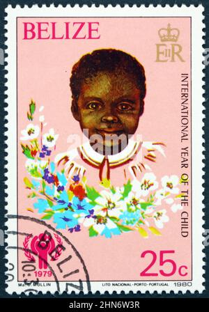 BELIZE - UM 1980: Eine in Belize gedruckte Briefmarke zeigt Child of Belize, Internationales Jahr des Kindes, um 1980 Stockfoto