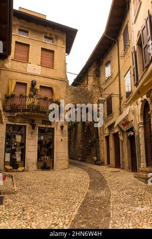 Malcesine, Italien - Dez 25 2022. Weihnachtstag in Malcesine am Nordufer des Gardasees, Provinz Verona, Venetien. Das Siresina-Tor ist richtig Stockfoto