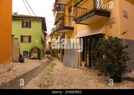 Malcesine, Italien - Dezember 25th 2022. Weihnachtstag in der kleinen Stadt Malcesine am Nordufer des Gardasees, Provinz Verona, Venetien Stockfoto