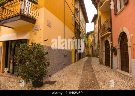 Malcesine, Italien - Dez 25th 2022. Eine ruhige Straße im Winter in der kleinen Stadt Malcesine am Nordufer des Gardasees, Provinz Verona, Venetien Stockfoto