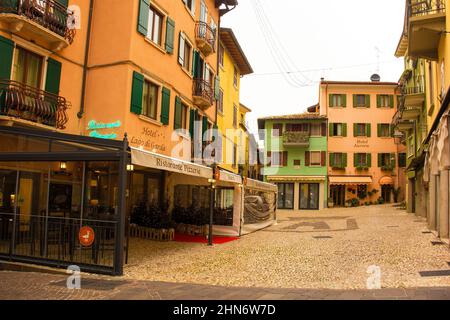 Malcesine, Italien - Dezember 25th 2022. Weihnachtstag in der kleinen Stadt Malcesine am Nordufer des Gardasees, Provinz Verona, Venetien Stockfoto