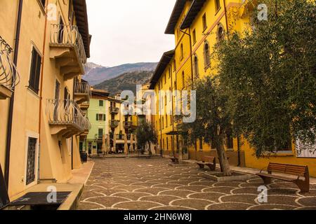 Malcesine, Italien - Dez 25th 2022. Eine ruhige Straße im Winter in der kleinen Stadt Malcesine am Nordufer des Gardasees, Provinz Verona, Venetien Stockfoto