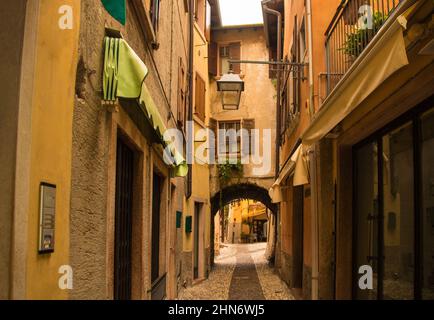 Eine ruhige Straße im Winter in der kleinen Stadt Malcesine am Nordufer des Gardasees, Provinz Verona, Venetien, Nordosten, Italien Stockfoto