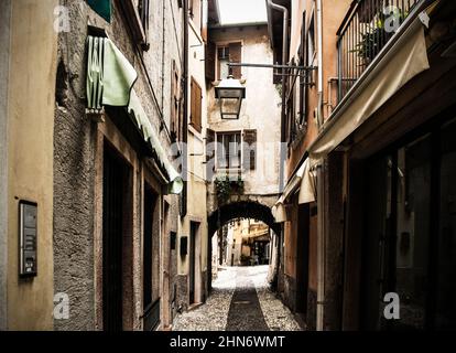 Eine ruhige Straße im Winter in der kleinen Stadt Malcesine am Nordufer des Gardasees, Provinz Verona, Venetien, Nordosten, Italien Stockfoto