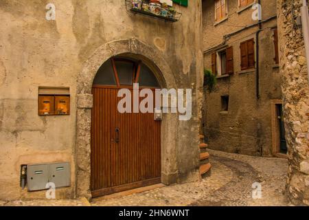 Eine ruhige Straße im Winter in der kleinen Stadt Malcesine am Nordufer des Gardasees, Provinz Verona, Venetien, Nordosten, Italien Stockfoto