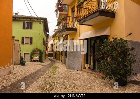 Weihnachtstag in der kleinen Stadt Malcesine am Nordufer des Gardasees, Provinz Verona, Venetien, Nordosten, Italien Stockfoto