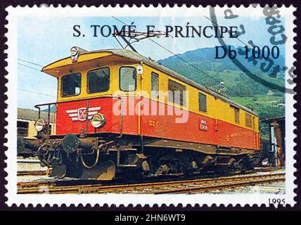 SAO TOME UND PRINCIPE - UM 1995: Eine in Sao Tome und Principe gedruckte Briefmarke zeigt die elektrische Lokomotive, um 1995 Stockfoto