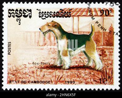 KAMBODSCHA - UM 1990: Eine in Kambodscha gedruckte Marke zeigt Fox Terrier, Hund, um 1990 Stockfoto