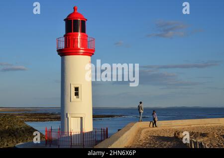 FRANKREICH. CHARENTE-MARITIME (17). INSEL OLERON. LA COTINIERE. MENSCHEN IN DER NÄHE DES LEUCHTTURMS DES HAFENS. Stockfoto