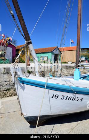 FRANKREICH. CHARENTE-MARITIME (17). INSEL OLERON. CHATEAU D'OLÉRON. AUF DEM HAFEN, ALTES TRADITIONELLES BOOT DES MARITIMEN MUSEUMS. Stockfoto