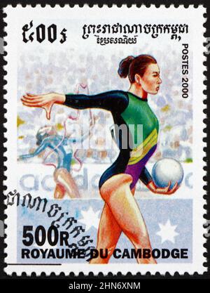 KAMBODSCHA - UM 2000: Eine in Kambodscha gedruckte Marke zeigt rhythmische Gymnastik, Sport, um 2000 Stockfoto