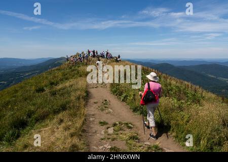 Senderistas de la Cresta de Polonina Carynska, Parque Nacional Bieszczady, Reserva De La UNESCO Llamada Reserva De La Biosfera Carpática Oriental, voiv Stockfoto