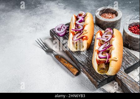 Vegetarischer Hot Dog mit Toppings und fleischloser Wurst. Weißer Hintergrund. Draufsicht. Speicherplatz kopieren Stockfoto