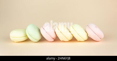 Delicious Sweet farbenfrohe Sumpflandschaften sehen aus wie Macarons, Brignt-Macarons für süße Pausen. Kleine französische Kuchen Stockfoto