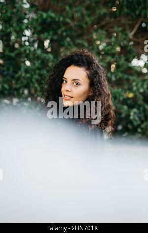 Porträt einer jungen lateinamerikanischen Frau im Freien Stockfoto