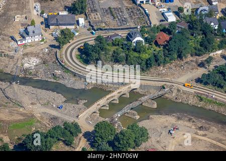 Luftaufnahme, überflutetes Gebiet an der Ahr mit zerstörter Brücke in Altenahr, Ahrflut, Ahrtal, Rheinland-Pfalz, Deutschland, Ahr-Flut, A Stockfoto