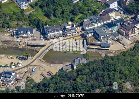 Luftaufnahme, überflutetes Gebiet an der Ahr mit zerstörter Brücke in Altenahr, Ahrflut, Ahrtal, Rheinland-Pfalz, Deutschland, Ahr-Flut, A Stockfoto